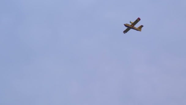 Canadair Πυροσβεστικά αεροσκάφη συννεφιά ουρανό — Αρχείο Βίντεο