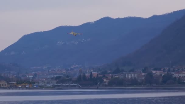 Canadair-Löschflugzeuge starten am Lake — Stockvideo