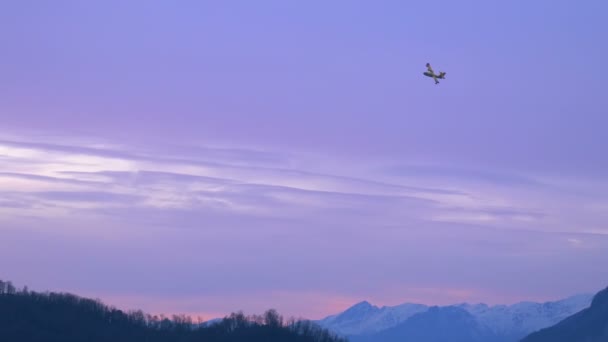 Canadair Feuerwehrflugzeug Berg Sonnenuntergang — Stockvideo