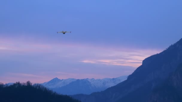 Canadair palontorjunta lentokone vuori auringonlasku — kuvapankkivideo