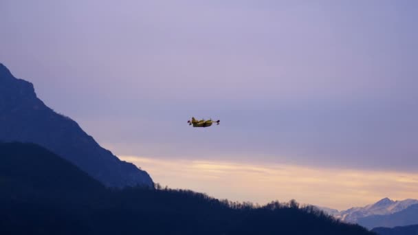Canadair palontorjunta lentokone vuori auringonlasku — kuvapankkivideo
