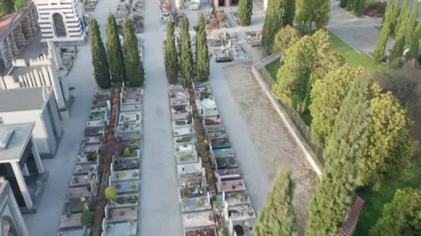Кладбище с маленьким воздушным видом — стоковое видео
