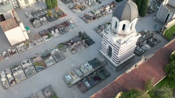 Кладбище с маленьким воздушным видом — стоковое видео