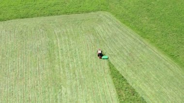Kırmızı Traktör Hay Kesici Hava Görüntüsü