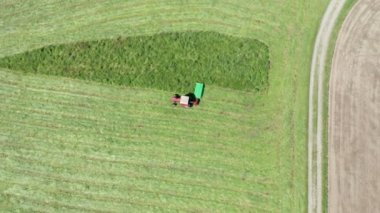Kırmızı Traktör Hay Kesici Hava Görüntüsü