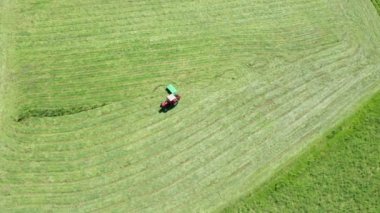 Kırmızı Traktör Hay Kesici Hava Görüntüsü