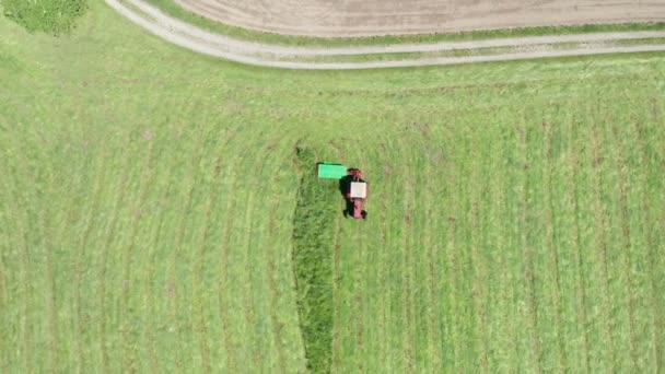 Roter Traktor Heuschneider Luftaufnahme — Stockvideo