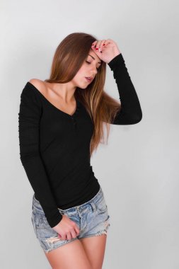 güzel seksi genç sarışın kızı gri bir arka plan üzerinde