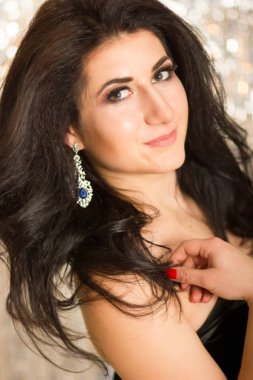 Güzel kadın model gri arka plan üzerinde portresi. Moda saç modeli olan kadın. Parti bak. Yumuşak odak.