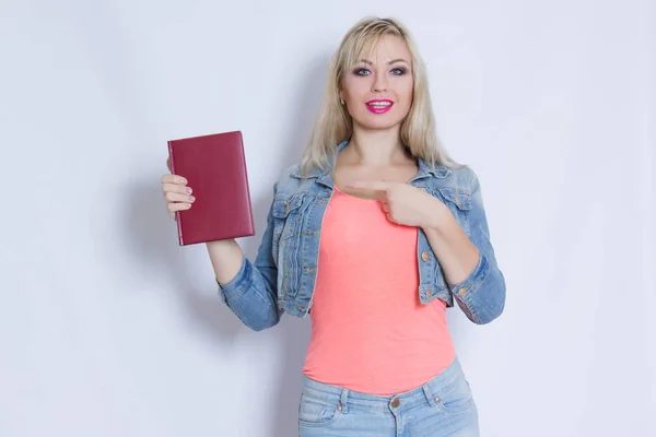 Jovem alegre com cabelo loiro vestido com traje de jeans e shorts — Fotografia de Stock