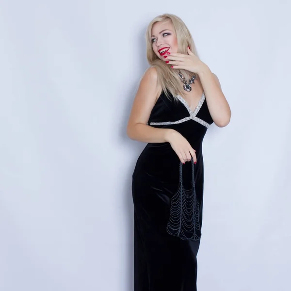Joven hermosa mujer rubia en vestido de noche negro —  Fotos de Stock