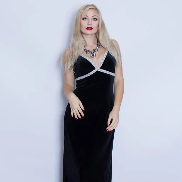 Hermosa mujer rubia en vestido de noche negro —  Fotos de Stock