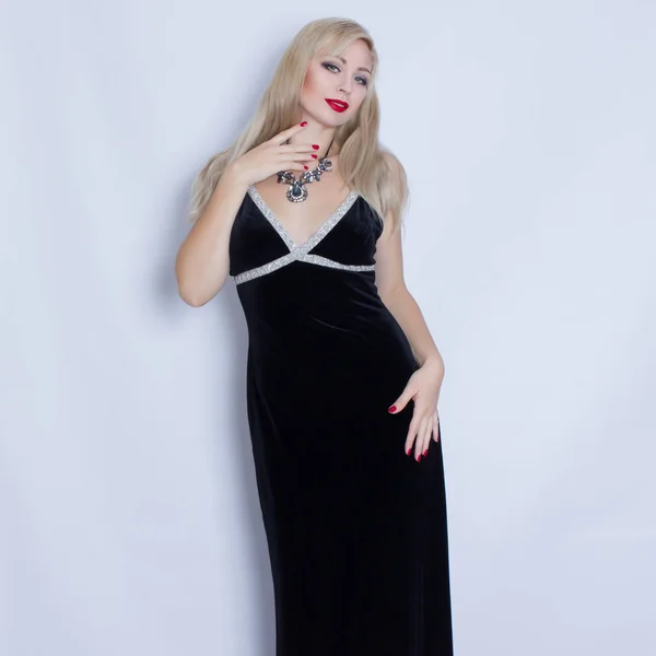 Красива блондинка в чорній вечірній сукні — стокове фото