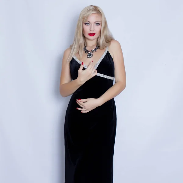 Piękna Blondynka w czarny strój wieczorowy — Zdjęcie stockowe