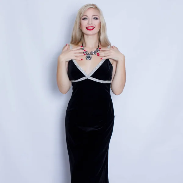 Mulher loira bonita em vestido de noite preto — Fotografia de Stock