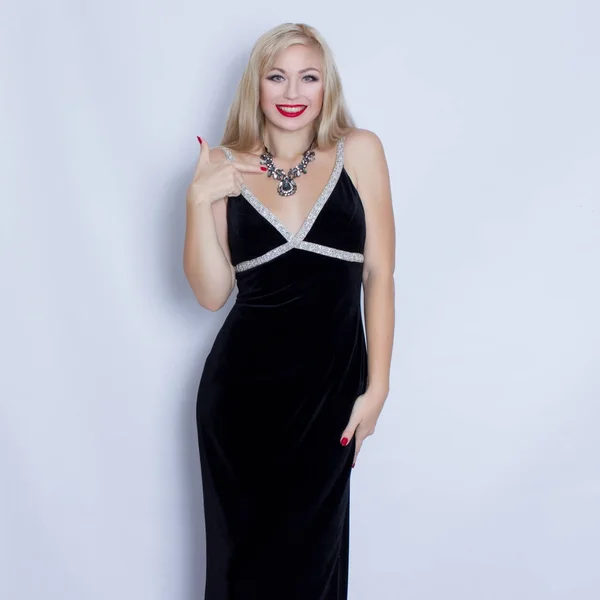 Mooie blonde vrouw in zwarte avondjurk — Stockfoto