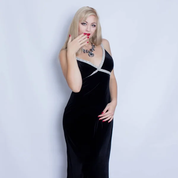 Piękna Blondynka w czarny strój wieczorowy — Zdjęcie stockowe