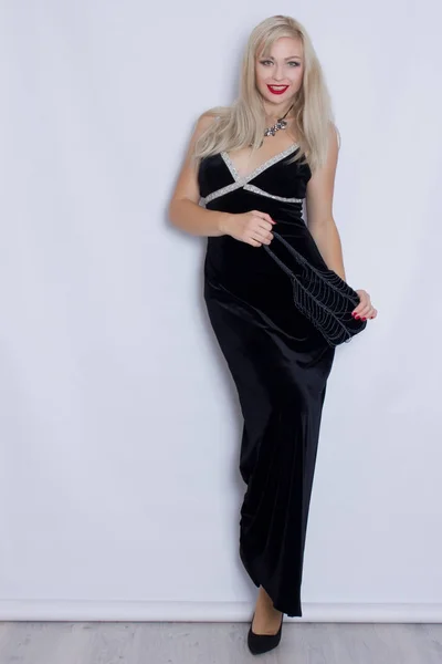 Unga vackra blonda kvinnan i svart aftonklänning — Stockfoto