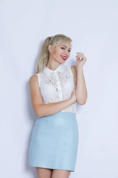 Blond žena v modré sukně — Stock fotografie
