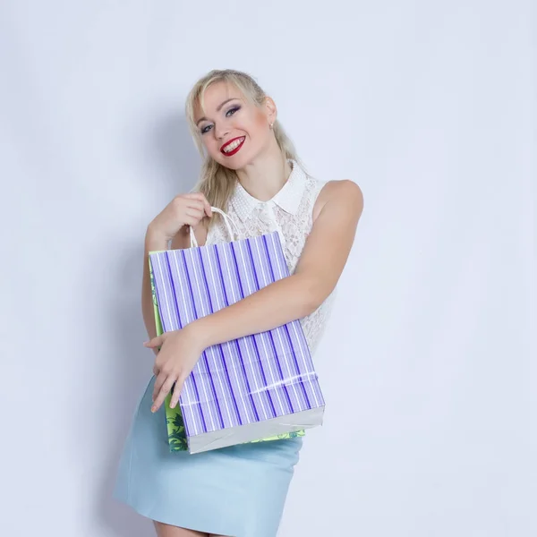 Blonde vrouw in blauwe rok — Stockfoto