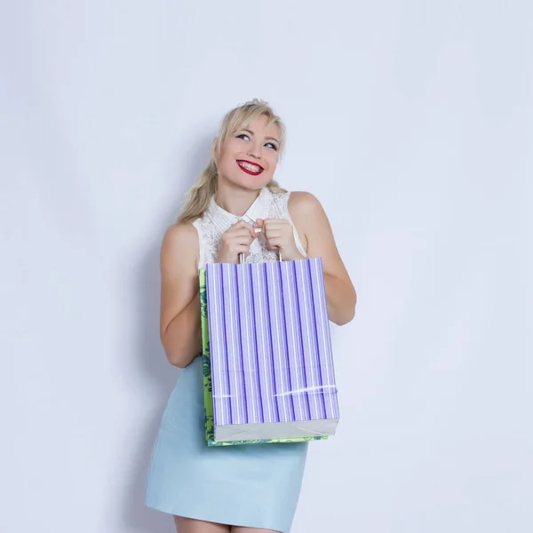 Blonde vrouw in blauwe rok — Stockfoto