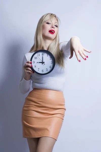 Porträtt av en vacker ung blond kvinna — Stockfoto
