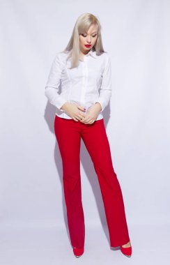 Güzel, seksi, sarışın bir kadın portresi 