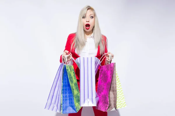 Imagem Jovem Senhora Loira Traje Vermelho Posando Com Sacos Compras — Fotografia de Stock