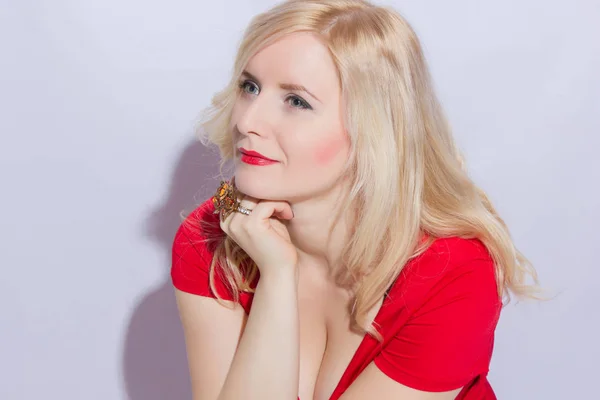 Mode Porträtt Sexuella Blond Kvinna Med Provocerande Glänsande Röda Läppar — Stockfoto
