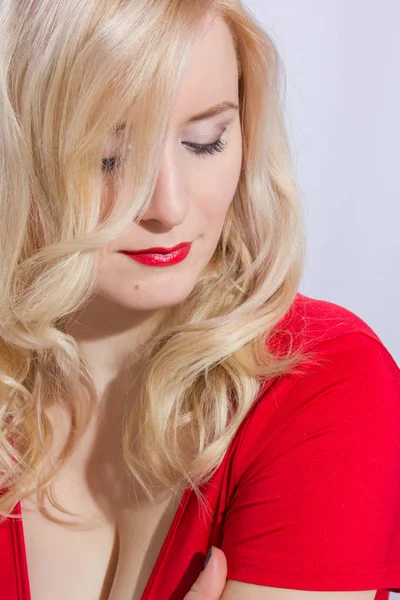 Modeporträt Einer Sexuell Blonden Frau Mit Provozierend Glänzenden Roten Lippen — Stockfoto