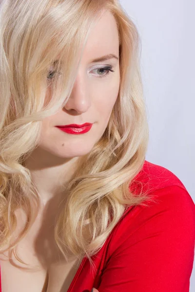 Модный Портрет Сексуальной Блондинки Провокационными Глянцевыми Красными Губами — стоковое фото