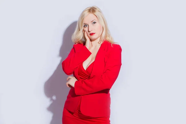 Vacker Sexig Elegant Blond Kvinnlig Modell Röd Kostym — Stockfoto