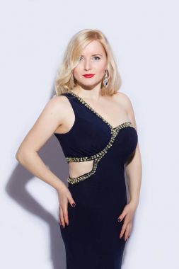 Stüdyo portre genç, güzel bir sarışın kadın mavi gece elbisesi ve uzun elmas küpe