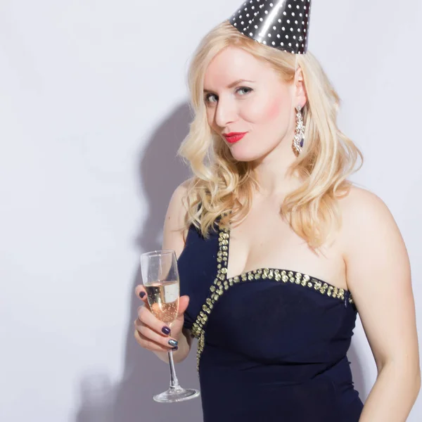 여자는 파티에서 모자와 이브닝 드레스를 그녀의 Champagn의 — 스톡 사진