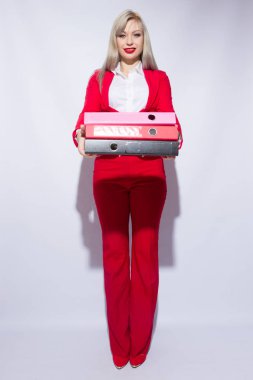 Kırmızı elbiseli bir güzel Sekreteri klasörleri el ile portresi