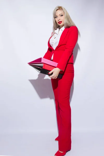 手でのフォルダーの赤いスーツで美しい秘書の肖像画 — ストック写真