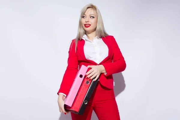 Porträt Einer Schönen Sekretärin Roten Anzug Mit Ordnern Der Hand — Stockfoto