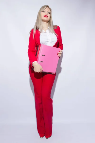 Retrato Uma Bela Secretária Terno Vermelho Com Pastas Mão — Fotografia de Stock