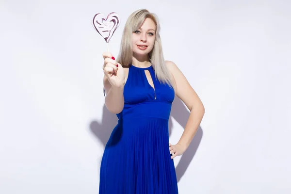Porträtt Vacker Ung Blond Kvinna Med Långt Hår Blå Maxi — Stockfoto