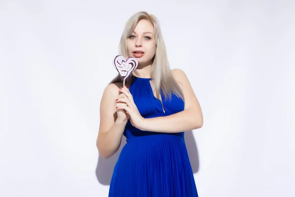 Портрет Красивой Молодой Блондинки Длинными Волосами Синем Макси Платье Девушка — стоковое фото