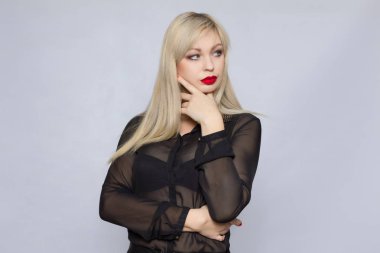Güzel seksi güzel kız giymek siyah takım elbise bluz ve pantolon Bayan patron iş kadın deri tan uzun sarı saçlı parti tarzı moda cloches studio gri arka plan.