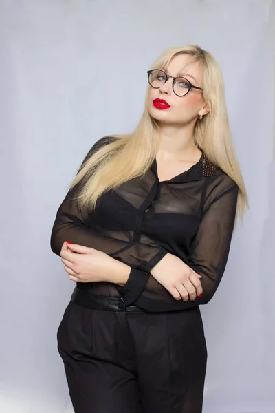 Όμορφη Σέξι Όμορφο Κορίτσι Φορούν Μαύρο Κοστούμι Μπλούζα Και Παντελόνι — Φωτογραφία Αρχείου