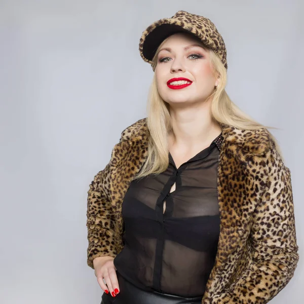 Retrato Foco Suave Dama Atractiva Abrigo Piel Leopardo Con Capucha —  Fotos de Stock