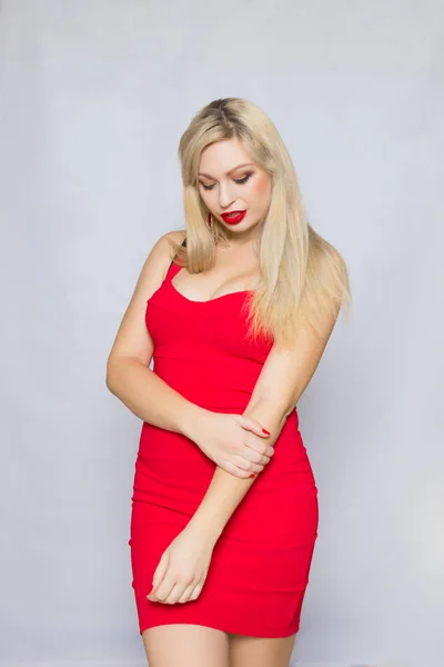 Blondynka Młoda Kobieta Elegancka Czerwona Sukienka Dziewczyna Pozuje Szarym Tle — Zdjęcie stockowe