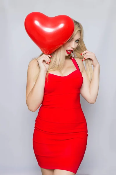 Blonde Junge Frau Eleganten Roten Kleid Mädchen Posiert Auf Grauem — Stockfoto