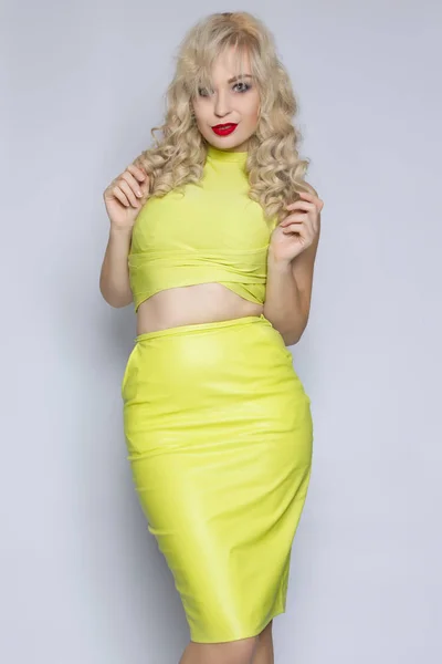 Portret Pięknej Młodej Kobiety Blondynka Dziewczyna Jest Ubrana Spódnica Skóry — Zdjęcie stockowe