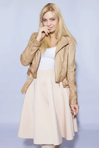 Portret Van Een Mooie Jonge Blonde Vrouw Een Beige Midi — Stockfoto