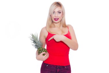 Bir yaz sarışın onu ve gülümsüyor ikinci bir işaret yanında bir ananas bir eliyle tutan