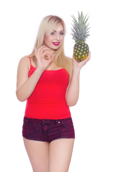 工作室肖像一个金发女郎拿着一个菠萝在她的手中 并显示一个标志的 — 图库照片