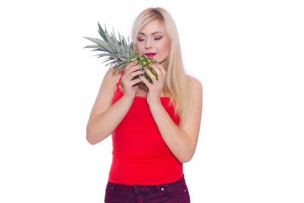 Ein Studioporträt Eines Blonden Mädchens Das Einer Ananas Schnuppert Und — Stockfoto